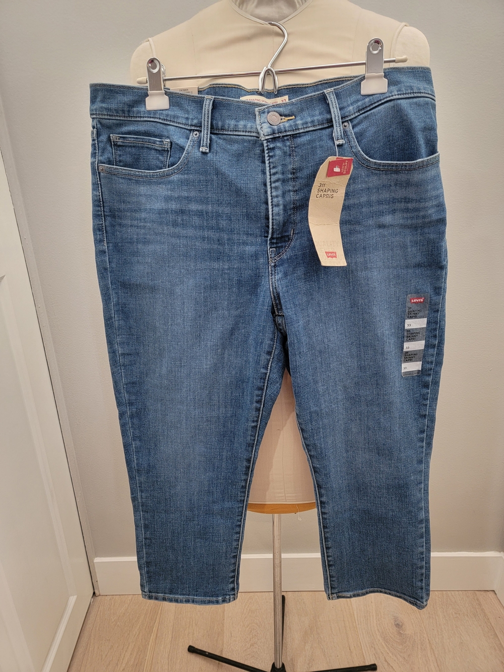 Levi's 311 Shaping Capris